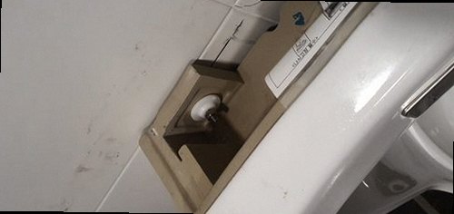 일산동구 장항동 하수구막힘 배수구 주변의 물 고임과 배수 상태를 확인하는 모습