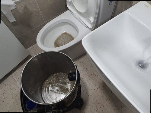 일산동구 지영동 하수구막힘 배수 상태와 물 고임 여부를 확인하는 모습