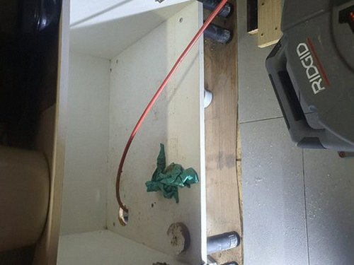 일산동구 하수구막힘 배관 점검을 위해 배수구를 확인하는 장면