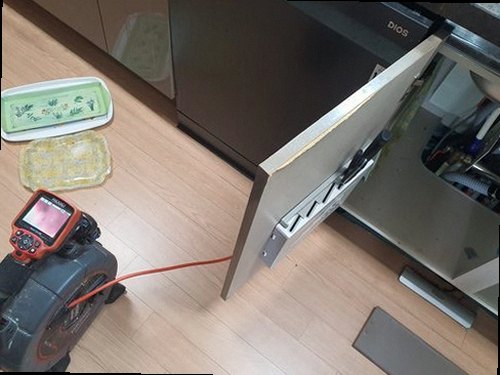 일산동구 설문동 하수구막힘 배관 내부 이물 제거 후 배수 상태를 비교하는 모습