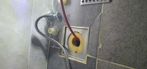 일산동구 하수구막힘 빌라 욕실 배수구의 물 빠짐 상태를 확인하는 점검 장면
