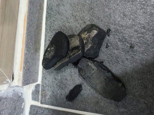 일산동구 하수구막힘 세면대 배수구 덮개를 열어 이물질을 확인하는 모습