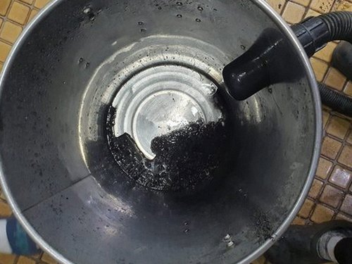 일산동구 하수구막힘 배수구 덮개와 주변 배관을 순서대로 점검하는 모습