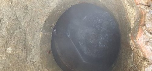 일산동구 하수구막힘 처치 후 배수 흐름을 점검하는 모습