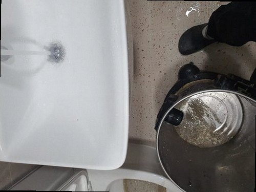 일산동구 백석2동 하수구막힘 배수구 주변 상태와 물 빠짐을 확인하는 모습