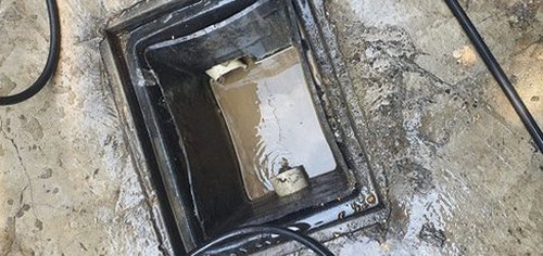 일산동구 하수구막힘 변기 배수구 안쪽을 손전등으로 점검하는 모습