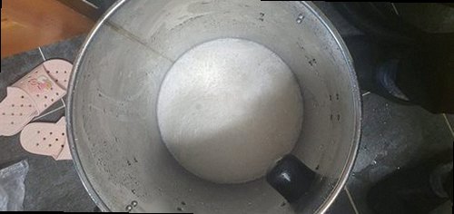 일산동구 산황동 하수구막힘 배수구 주변의 물 고임과 이물질을 확인하는 모습