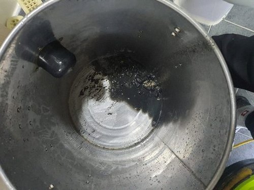 일산동구 하수구막힘 배관 내부 상태와 배수 흐름을 점검하는 모습